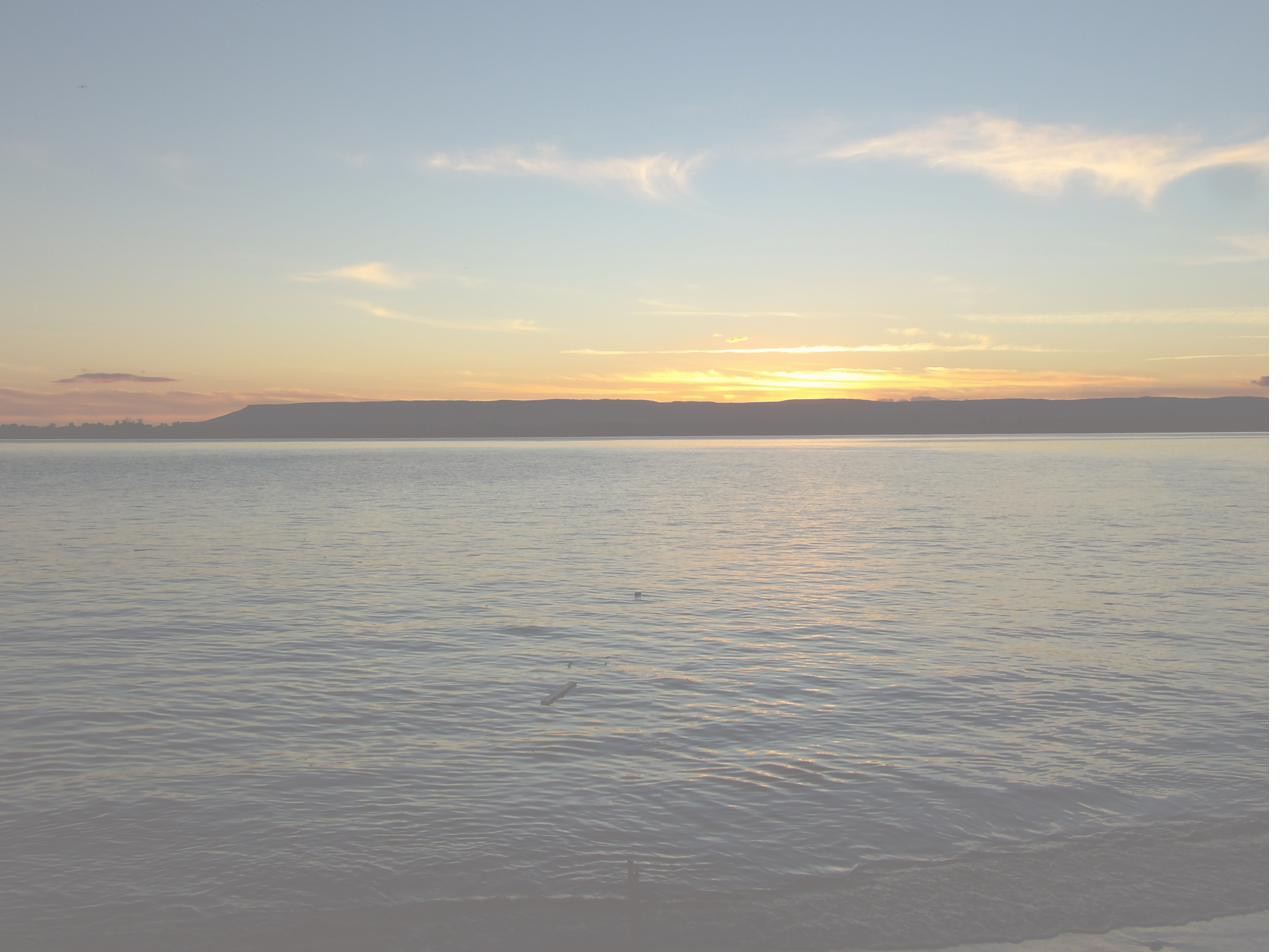 Ruhiges Meer bei Sonnenuntergang